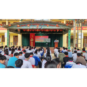 RỰC RỠ SẮC ĐỎ NGÀY HỘI "THIẾU NHI VUI KHỎE - TIẾN BƯỚC LÊN ĐOÀN" TẠI LIÊN ĐỘI THCS NHẬT TIẾN